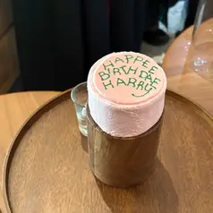 Kue “Happee Birthdae” hasil Kolaborasi Starbucks dan Harry Potter. [Anisha/Fimela]
