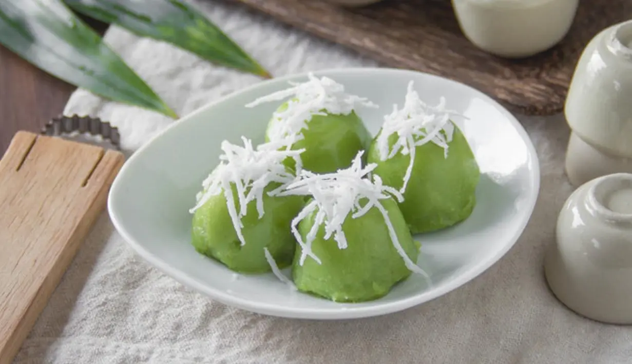 Campuran tepung kanji dan tepung beras ternyata menciptakan kue kukus sederhana bernama kue talam pandan. Kue ini sangat cocok untuk dinikmati saat santai bersama keluarga. (Shutterstock.com/Mr.chanai pumyai)