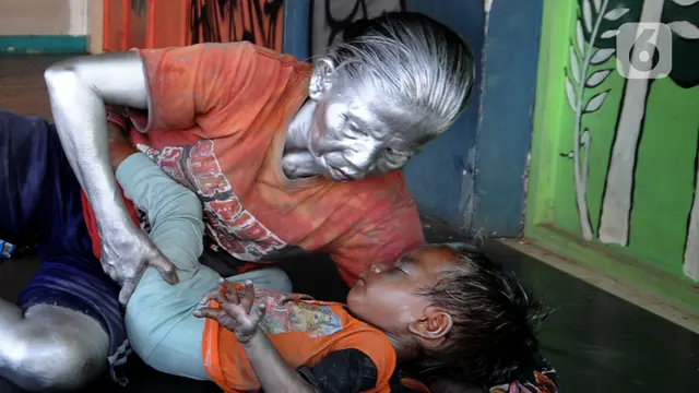 Potret Nenek Manusia Silver