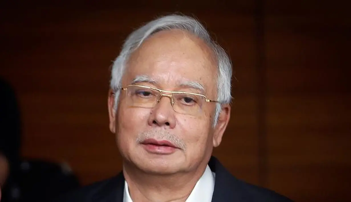 Ekspresi eks PM Malaysia Najib Razak saat tiba di Kantor Komisi Anti-Korupsi Malaysia (MACC) di Putrajaya, Kamis (24/5). Najib diperiksa terkait penyelidikan korupsi miliaran dolar atas dana 1Malaysia Development Berhad (1MDB). (AP Photo/Vincent Thian)