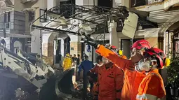 Tim SAR mencari korban yang masih tertimbun reruntuhan bangunan akibat ledakan gas pipa tanam di di Komplek Grand Polonia Medan, Kota Medan, Sumatera Utara, Senin (20/7/2026) malam. (Basarnas