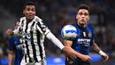 Laga bertajuk Derby d'Italia pada giornata kesembilan Liga Italia 2021/2022 berakhir imbang. Inter Milan yang unggul terlebih dahulu mampu disamakan oleh Juventus di menit-menit akhir pertandingan. (AFP/Marco Bertorello)