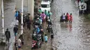 Genangan air di jalan Ciledug Raya, Jakarta Selatan nyaris menutupi seluruh lebar jalan. (Liputan6.com/Angga Yuniar)