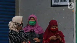 Warga berdiri di sekitar kawasan Pasar Blok A Tanah Abang, Jakarta, Selasa (1/9/2020). Hingga Selasa (1/9). jumlah kasus aktif COVID-19 di Jakarta mencapai 8.764 orang (yang masih dirawat/isolasi mandiri). Dan jumlah kasus konfirmasi secara total sebanyak 41.250. (Liputan6.com/Helmi Fithriansyah)