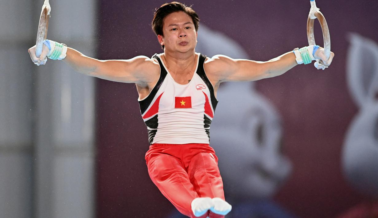 Nguyen Van Khanh Phong dari Vietnam bertanding dalam nomor gelang-gelang cabang olahraga senam artistik Pesta Olahraga Asia Tenggara (SEA Games) ke-32 di Phnom Penh, Kamboja, Selasa (9/5/2023). (Photo by Tang Chhin Sothy / AFP)