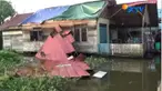 Selain merusak 16 rumah, satu orang terluka akibat tertimpa atap rumah dan korban langsung dibawa ke rumah sakit.