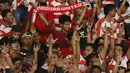 Suporter Madura United merayakan kemenangan timnya atas Persija pada laga lanjutan Go-Jek Liga 1 Indonesia 2018 bersama Bukalapak di Stadion GBK Jakarta, Sabtu (12/5). Madura United unggul 2-0. (Liputan6.com/Helmi Fithriansyah)