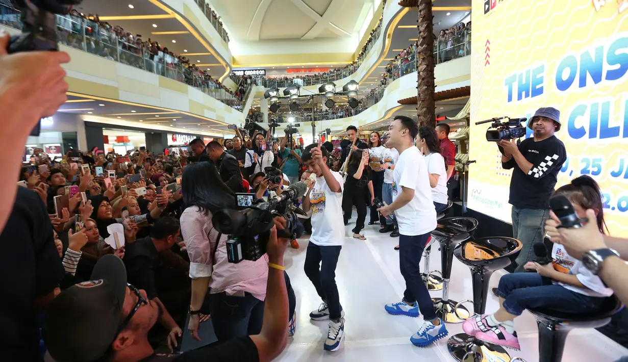 The Onsu Family meet and greet di salah satu mall di Cileungsi, Jawa Barat, Sabtu (25/1/2020). (Adrian Putra/Fimela.com)