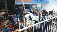 Aksi demonstrasi mahasiswa untuk menolak pengesahan RUU KPK dan RUU KUHP di depan gedung DPRD NTB berlangsung ricuh. (Liputan6.com/Hans Bahanan)