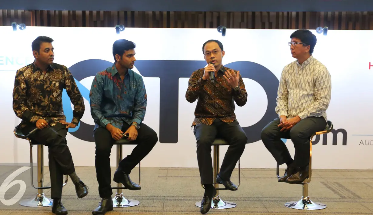 CEO KMK Online, Adi Sariatmadja (kedua kanan) saat peluncuran Oto.com di Jakarta, Rabu (28/9). Oto.com memberikan keleluasaan kepada konsumen untuk menelusuri konten tentang model kendaraan yang dipasarkan di Indonesia. (Liputan6.com/Angga Yuniar)
