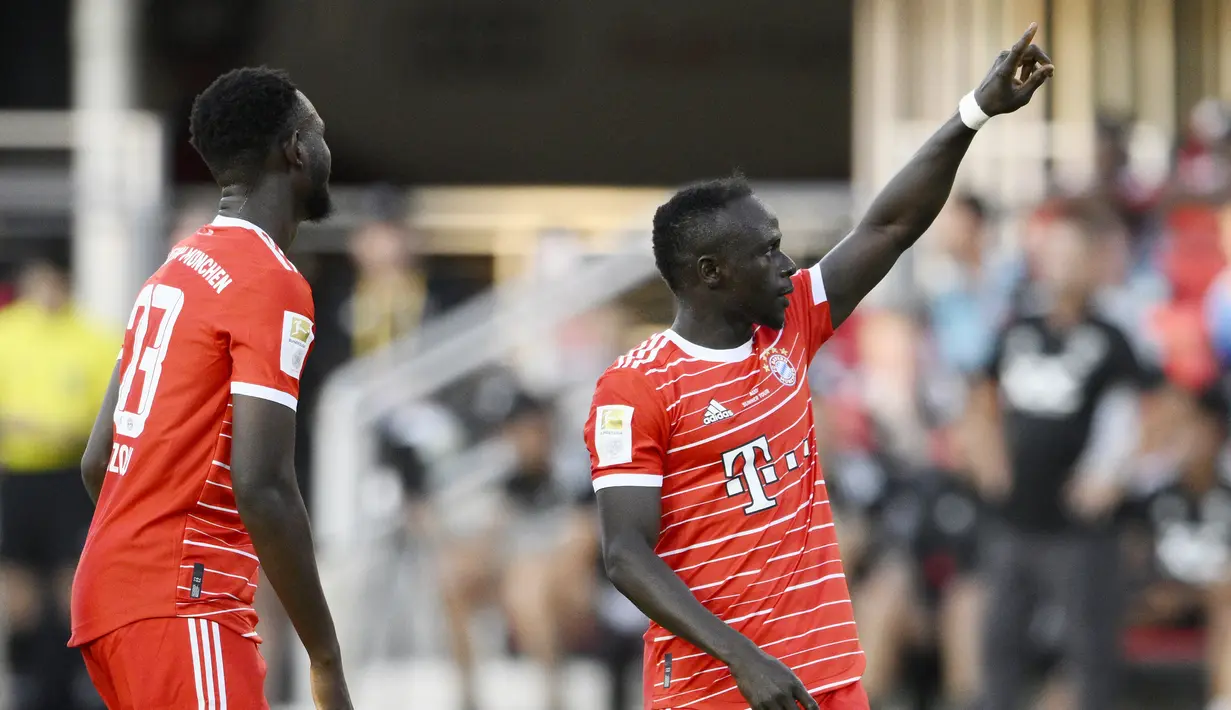 Baru lima menit berjalan, Bayern sudah unggul lewat penalti yang dicetak oleh Mane. Mantan bomber Liverpool itu sukses menjaringkan bola ke pojok atas gawang. (AP/Nick Wass)