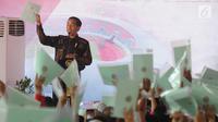 Presiden Joko Widodo memberikan kata sambutan saat membagikan sertifikat tanah di kawasan Stadion Pakansari, Cibinong, Bogor, Selasa (25/9). Jokowi membagikan 7.000 sertifikat tanah kepada masyarakat kabupaten dan kota Bogor. (Merdeka.com/Arie Basuki)