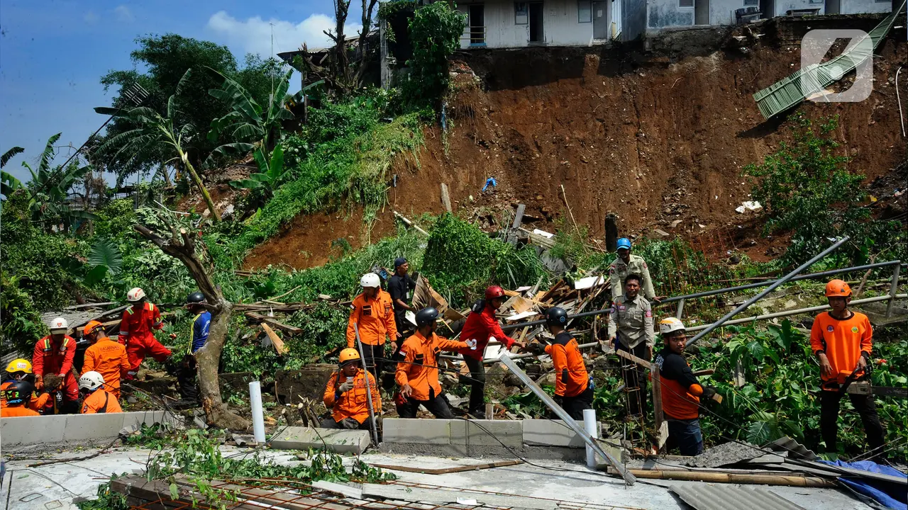 Pencarian korban longsor bogor