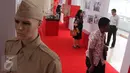 Pengunjung mengamati pameran foto dalam rangka peringatan HUT ke-70 PMI di Museum Nasional, Jakarta, Kamis (10/9). Merayakan hari jadinya, PMI menggelar pameran dan peluncuran prangko. (Liputan6.com/Angga Yuniar)