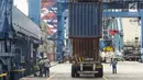 Suasana bongkar muat peti kemas di Pelabuhan Tanjung Priok, Jakarta, Selasa (19/3). Memasuki Era Baru Pelabuhan, IPC berkomitmen untuk mendukung program pemerintah guna menjadikan Indonesia sebagai poros maritim dunia. (Liputan6.com/Johan Tallo)