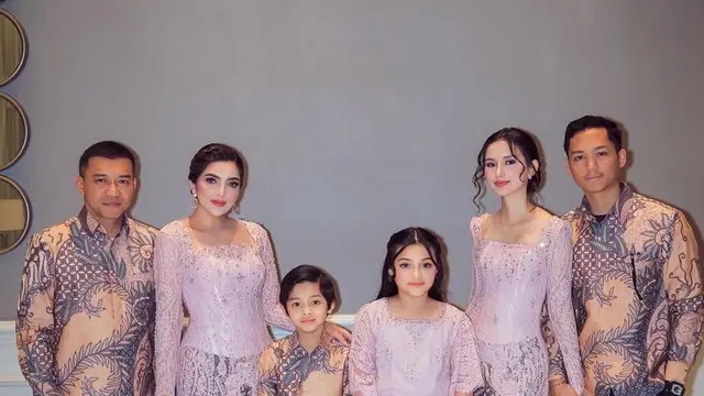 Keluarga Hermansyah  di acara siraman.Aaliyah Massaid