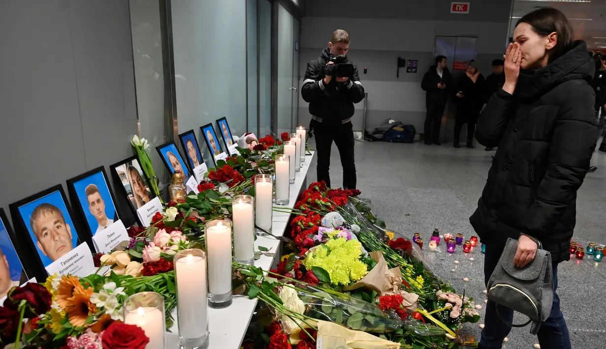 Seorang perempuan menangis dalam peringatan jatuhnya pesawat 737-800 Ukraina di Iran, di bandara internasional Borispil, Kiev, Rabu (8/1/2020). Pesawat yang membawa 176 orang itu jatuh setelah lepas landas dari bandara utama Teheran dan menewaskan semua penumpang. (AP/Efrem Lukatsky)