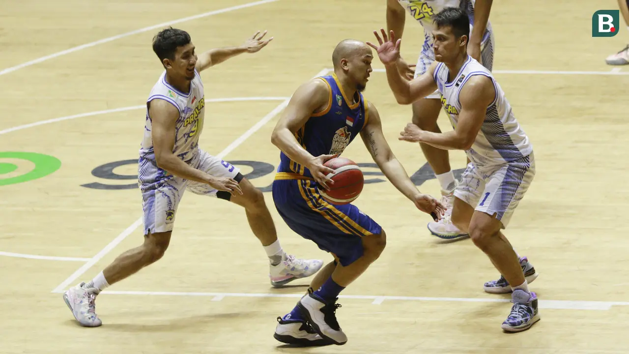 Foto: Aksi Memukau Arki Wisnu Saat Satria Muda Tumbangkan Prawira Bandung di IBL 2022
