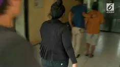 Pasangan suami istri ditangkap di rumah kontrakannya karena mencuri sepeda motor.