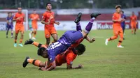 Pemain Persita Tangerang, Aldi Al Achya (atas) dan pemain Persiraja Banda Aceh, Muhammad Hamdan Zamzani berebut bola dalam laga pekan ke-7 BRI Liga 1 2021/2022 di Stadion Moch Soebroto, Magelang, Sabtu (16/10/2021). (Bola.com/Bagaskara Lazuardi)