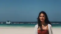 Hana Malasan di pantai (Sumber: Instagram/hanamalasan)