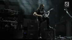 Gitaris bnd beraliran metal progresif Dream Theater, John Petrucci menunjukkan aksinya dalam JogjaRockarta International Music Festival 2017 di Stadion Kridosono, Jogjakarta, Jumat (29/9). (Liputan6.com/Herman Zakharia)