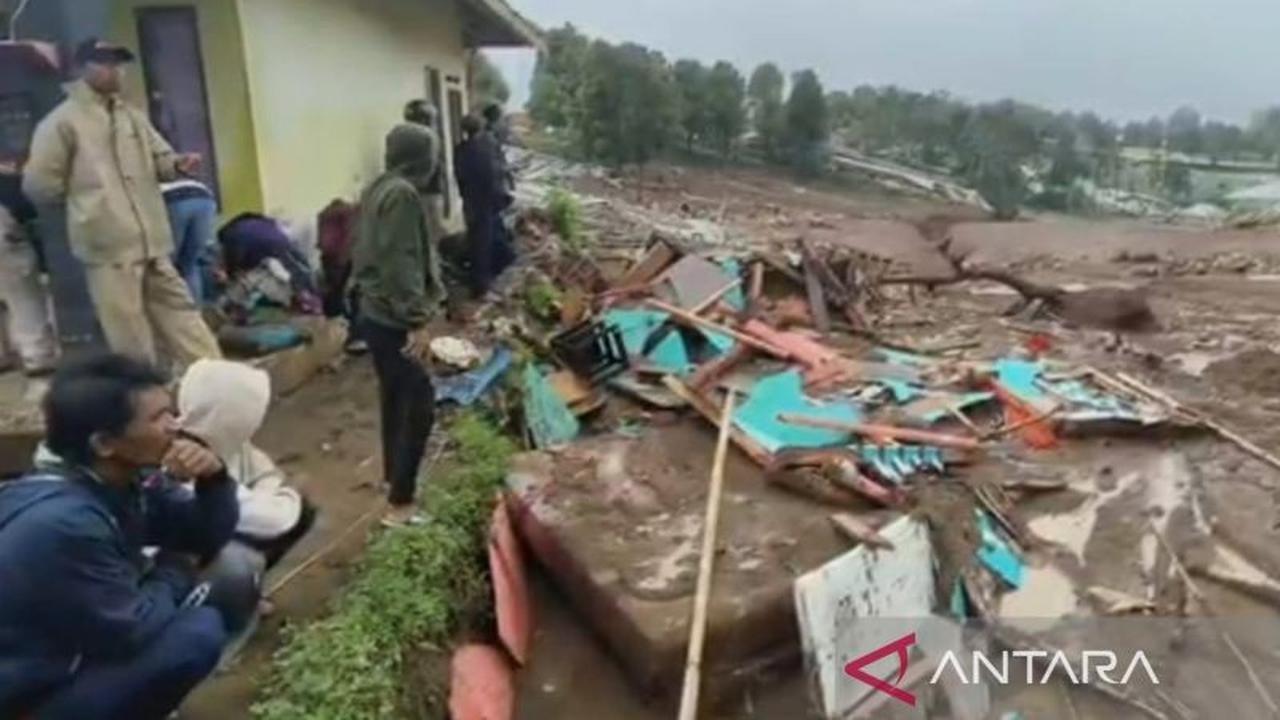 Gubernur Jabar Usul Relokasi Warga Longsor KBB dan Penghutanan Kawasan Terdampak