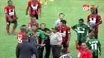 Pertandingan terakhir Liga Super Indonesia antara Persipura Jayapura melawan Persiwa Wamena berlangsung ricuh. Seorang penonton terluka di kepala terkena lemparan batu. 