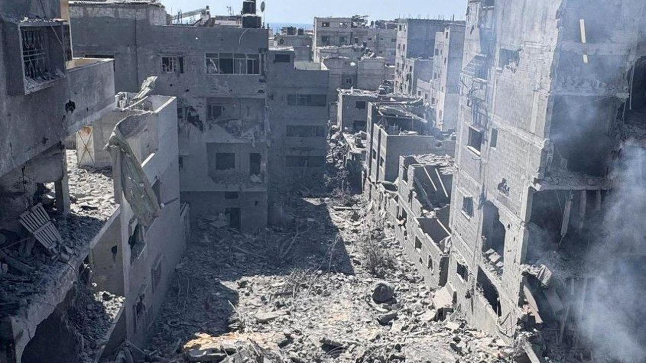 Serangan pertama telah menghantam rumah-rumah di Al-Shati, salah satu dari delapan kamp pengungsi bersejarah di Jalur Gaza. Foto: REUTERS / Ayman Al Hassi<br>