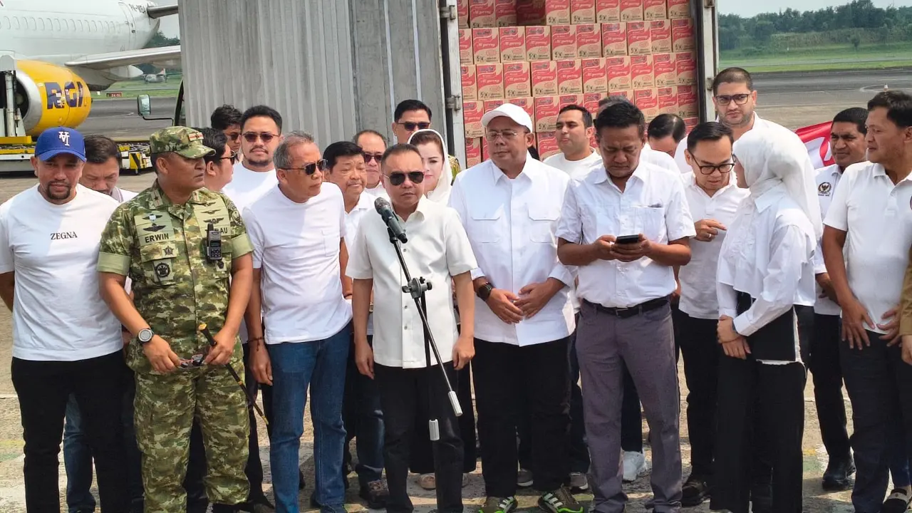 DPR menyerahkan bantuan logistik untuk didistribusikan melalui jalur udara ke berbagai daerah terdampak bencana di wilayah Pulau Sumatra pada Minggu 30 November 2025.