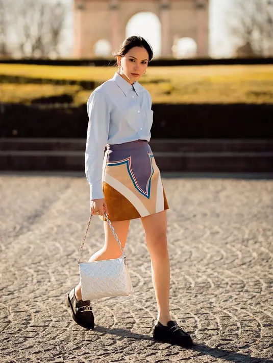 High-waisted skirt juga menciptakan ilusi yang sama, bahwa kaki kita terlihat dari titik yang lebih tinggi. Begitu juga dengan celana pendek berpinggang tinggi. (Foto: Instagram Alyssa Daguise)