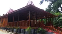 Rumah Adat Solo termasuk 20 rumah adat berbagai etnis yang berada Taman Budaya Saruma di Kabupaten Halmahera Selatan, Maluku Utara. (Liputan6.com/Hairil Hiar)