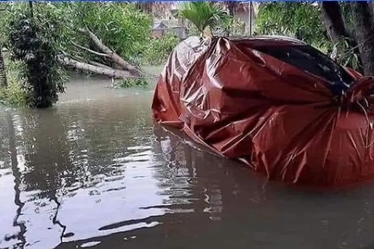 Dilansir akun Instagram @newdramaojol.id, terlihat sebuah mobil dibungkus dengan terpal saat terendam banjir.