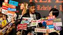Striker Barcelona, Neymar Jr, melakukan wawancara saat menghadiri acara fashion di Shanghai, China, Senin (31/7/2017). Masa depan pemain asal Brasil tersebut masih teka teki setelah PSG tertarik memboyongnya dari Barcelona. (AFP/Chandan Khanna)