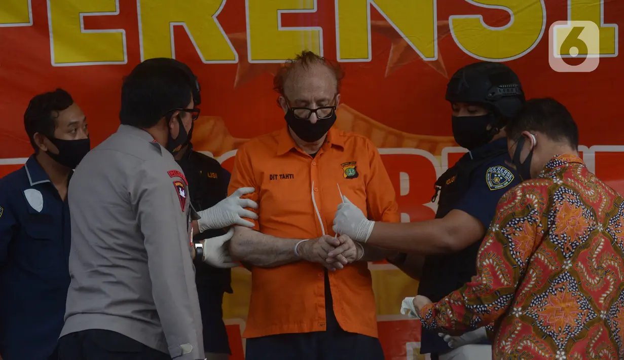 Tersangka asal Prancis Frans (65) dihadirkan saat rilis kasus eksploitasi anak di Polda Metro Jaya, Jakarta, Kamis (9/7/2020). Polisi mengamankan barang bukti  21 pakaian yang dipakai korban, laptop, 6 memori card, 20 alat kontrasepsi, 2 vibrator, dan 6 kamera. (merdeka.com/Imam Buhori)