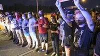 Demonstran di tempat kejadian meninggalnya pria kulit hitam di Atlanta, AS. (AP/ Ben Gray)