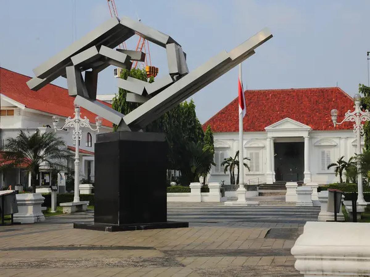 Pameran Tunggal Yos Suprapto, Menyelami Kritik Sosial dalam Bahasa Simbolisme Lukisan bak Cerita Novel