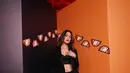 Dalam acara cocktail party Michael Kors di London, Luna Maya tampil edgy glamor dengan outfit serba hitam. Mengenakan crop top satin yang dipadukan dengan blazer dan celana hitam. (Instagram/lunamaya).