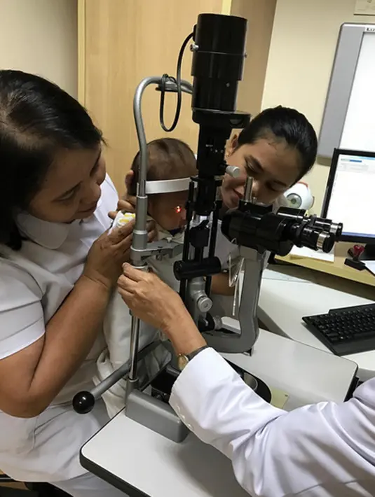 "Ini foto pemeriksaan pertama Mas Ibran di usia nya 3 bulan pinter nya anakku sayang 😍 kita jalani semua pemeriksaan dari awal agar mas Ibranku bisa melihat dunia amin," lanjut Asri dalam keterangan foto pemeriksaan anaknya. (Instagram/asri_welas)