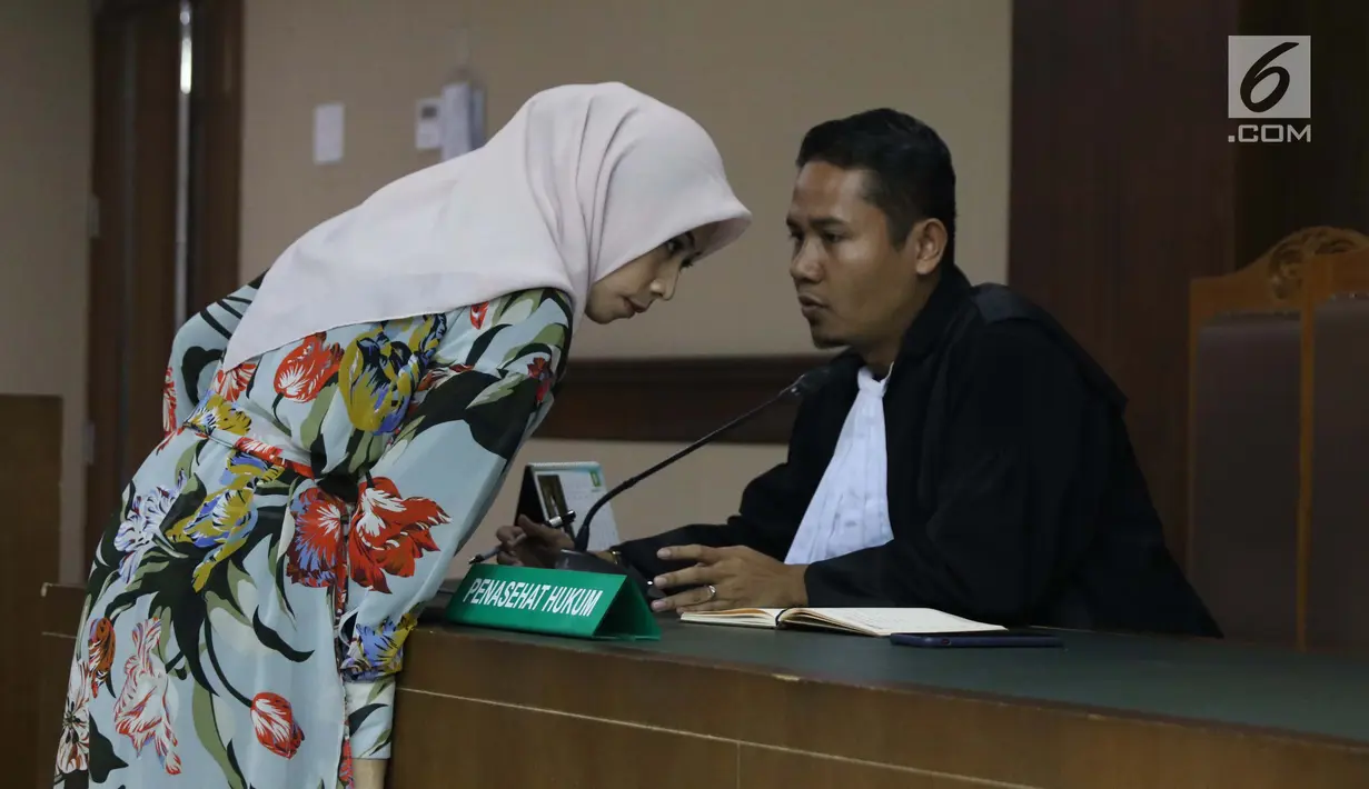 Terdakwa dugaan suap terhadap mantan anggota DPR dari Fraksi Golkar Bowo Sidik Pangarso, Asty Winasti (kiri) bersama kuasa hukumnya saat sidang pembacaan tuntutan di Pengadilan Tipikor, Jakarta, Rabu (7/8/2019). Asty dituntut 2 tahun penjara dan denda Rp 100 juta. (Liputan6.com/Helmi Fithriansyah)