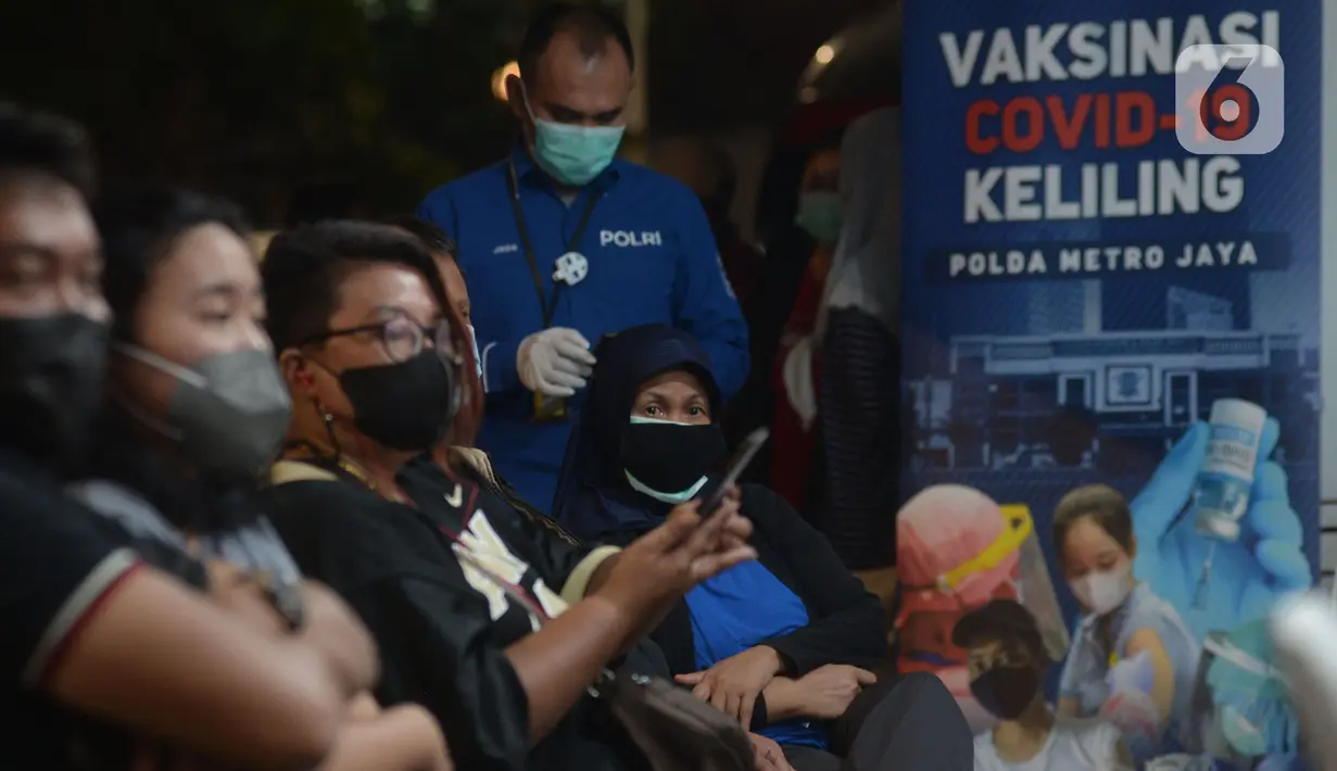 Warga mengantre untuk Vaksinasi Covid-19 di Kawasan Bulungan, Jakarta, Kamis (24/6/2021). Kegiatan vaksin Covid-19 dengan cara berkeliling tersebut diberikan kepada masyarakat dengan cara menunjukkan KTP kepada petugas untuk mendapatkan layanan vaksinasi secara gratis. (merdeka.com/Imam Buhori)