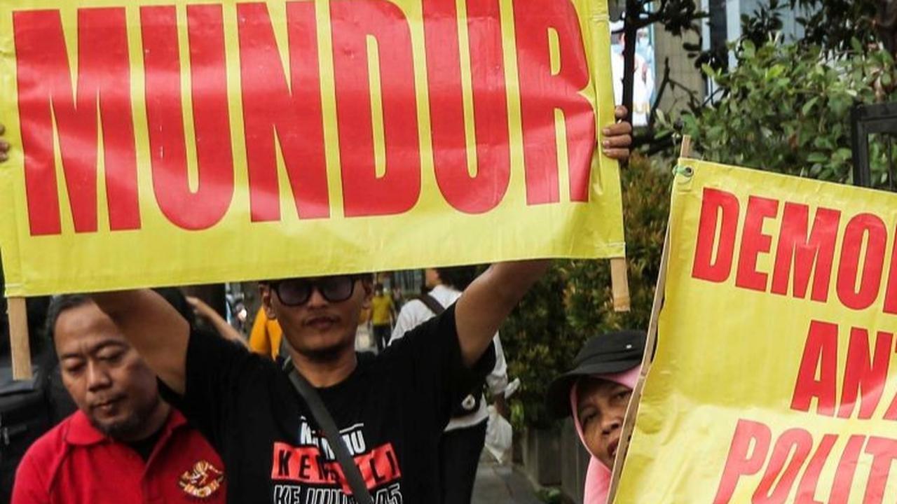 Aliansi Rakyat Menggugat saat melakukan aksi unjuk rasa di seberang Gedung Bawaslu.<br>(Foto Liputan6.com / Angga Yuniar)<br>