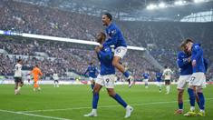 Para pemain Everton merayakan gol yang dicetak oleh Beto ke gawang Chelsea pada lanjutan Liga Inggris di Hill Dickinson Stadium, Minggu (22/3/2026). (AP Photo/Jon Super)