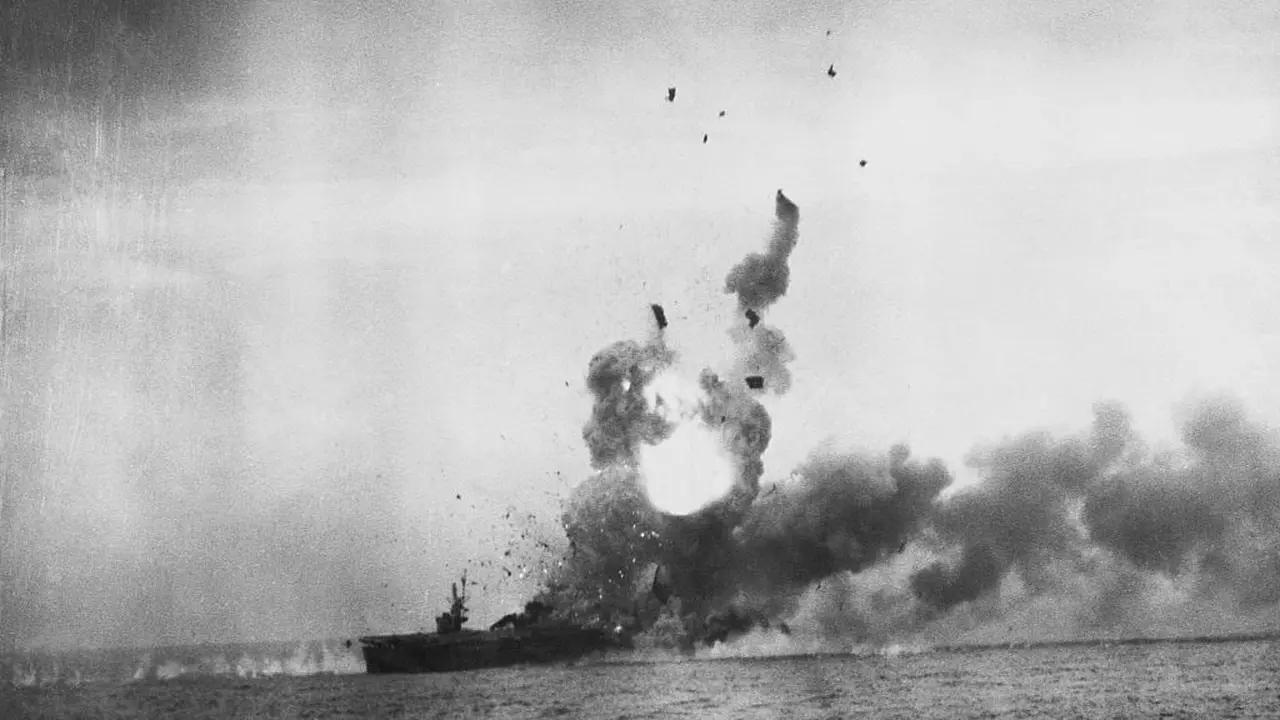 Kapal AS, St.Lo dihantam pesawat bomber bunuh diri Jepang yang dikenal sebagai aksi Kamikaze di perairan Kepulauan Leyte, Filipina, pada Perang Dunia II pada 25 Oktober 1944 (US Navy)