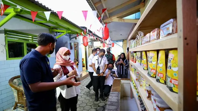 Bupati Banyuwangi Ipuk Fiestiandani (baju putih) tinjau pusat oleh- oleh khas Banuwangi di Kampung Mandar (Istimewa)