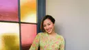 Tampil bak kembang desa, Sherina Munaf kenakan kebaya kutubaru floral berwarna hijau terang. Tampilannya makin fresh dengan kain batik green lime [@sherinamunaf]