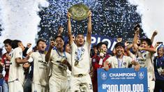 Para pemain Persita Tangerang berhasil mengangkat trofi juara di ajang Elite Pro Academi kategori U-20 2024/2025 di Stadion Patriot Chandrabhaga, Bekasi pada Sabtu (22/2/2025). (Bola.com/Abdul Aziz)