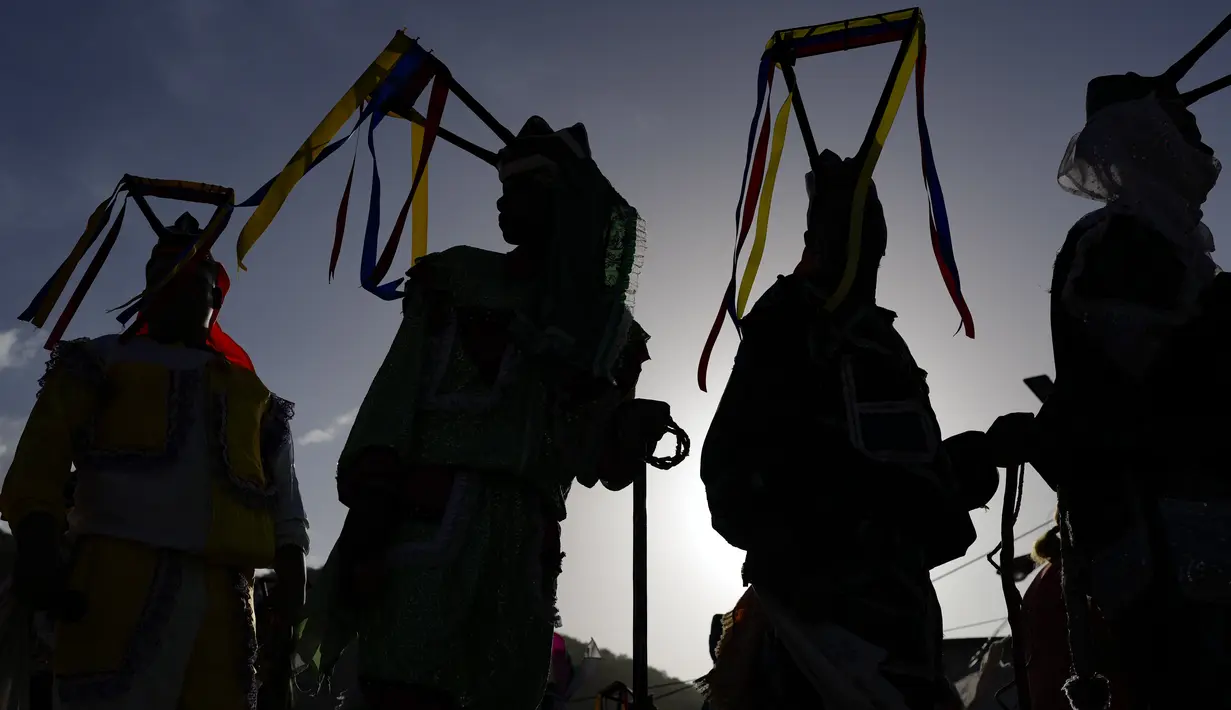 Tarian Setan sebagai bagian dari ritus lama merayakan 'Corpus Christi', di mana para penari bersumpah untuk Sakramen Suci sebagai imbalan atas berkah. (AP Photo/Matias Delacroix)