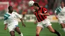 Franco Baresi pernah mencetak hat-trick kala hadapi Messina pada Coppa Italia 1989. Uniknya ketiga gol yang ia ciptakan berasal dari tendangan pinalti. Dirinya memang merupakan ahli algojo pinalti AC Milan. Terbukti, 21 dari 33 koleksi golnya berasal dari titik putih. (Foto: AFP/Patrick Hertzog)