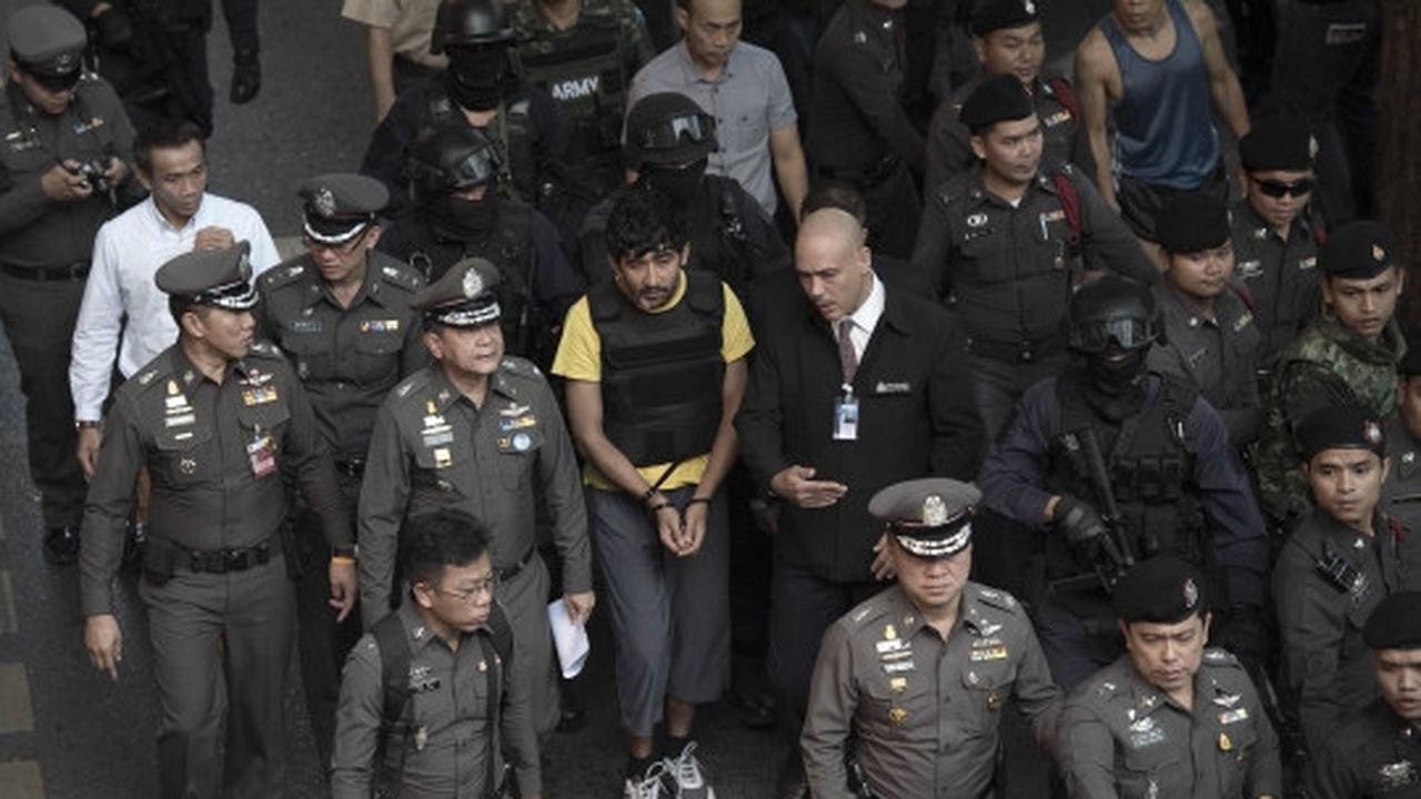 Ketatnya pengawalan tersangka bom Bangkok saat rekonstruksi